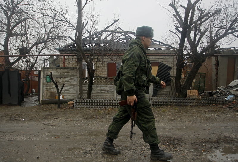 © Reuters. Сепаратист в Донецке 