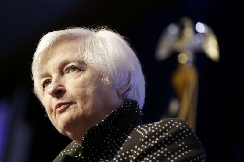© Reuters. Yellen dice que espera con ansias el día en el que la Fed suba los tipos