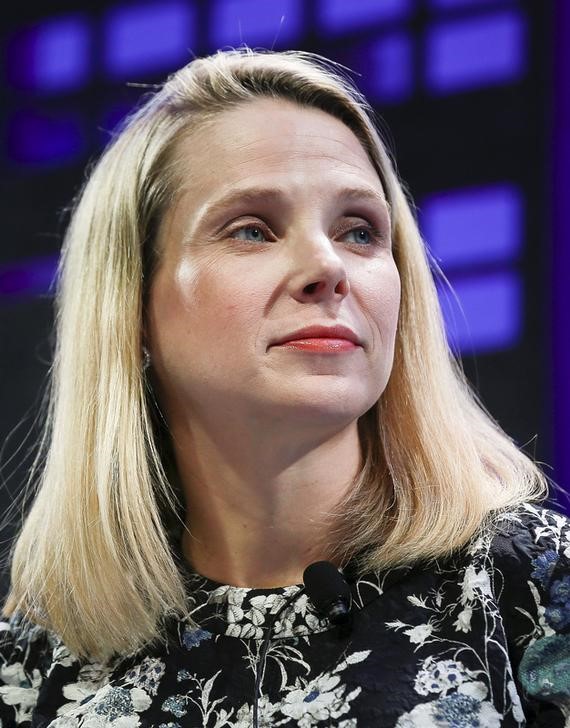 © Reuters. Marissa Mayer, presidente-executiva do  Yahoo, participa de um painel de discussões no Fortune Global Forum 2015 em San Francisco, Califórnia.