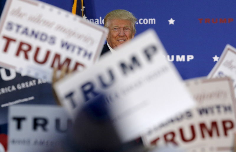 © Reuters. U.S. Republican presidential candidate Donald Trump takes the stage at a campaign rally in Waterville Valley