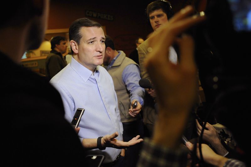 © Reuters. U.S. Republican presidential candidate Cruz speaks with the media after a campaign stop in Newton, Iowa