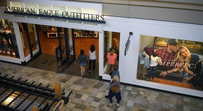 © Reuters. Shoppers enter the American Eagle Outfitters store in Broomfield