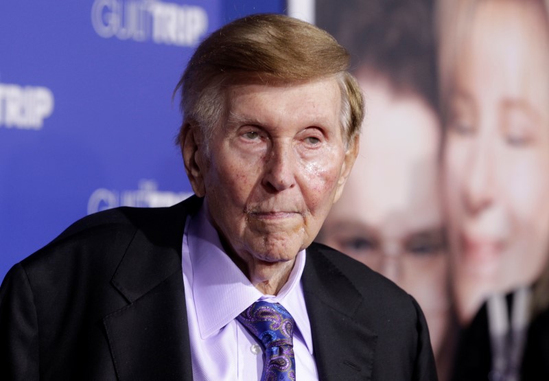 © Reuters. Redstone, executive chairman of CBS Corp. and Viacom, arrives at premiere of "The Guilt Trip" starring Streisand and Rogen in Los Angeles