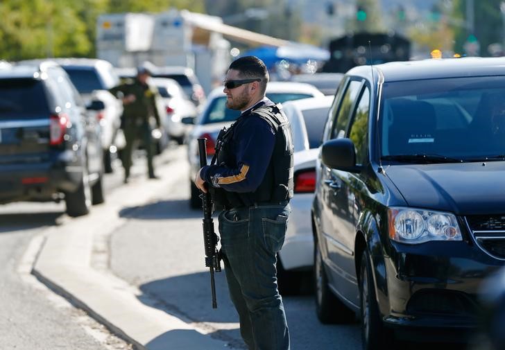 © Reuters. Policial faz a segurança da área em que pelo menos uma pessoa abriu fogo contra uma agência de serviços sociais em San Bernardino, Califórnia