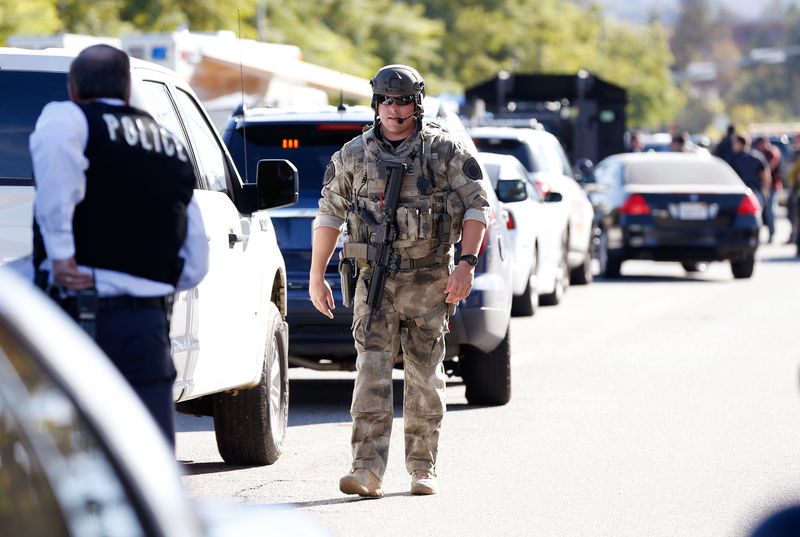 © Reuters. Policiais protegem a área em que um tiroteio ocorreu, em San Bernardino