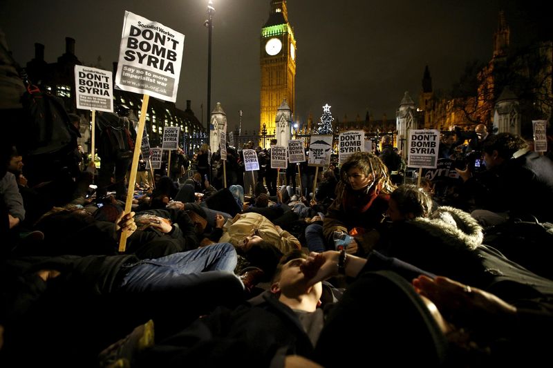 © Reuters. Manifestantes contrários à guerra protestam em frente ao Parlamento