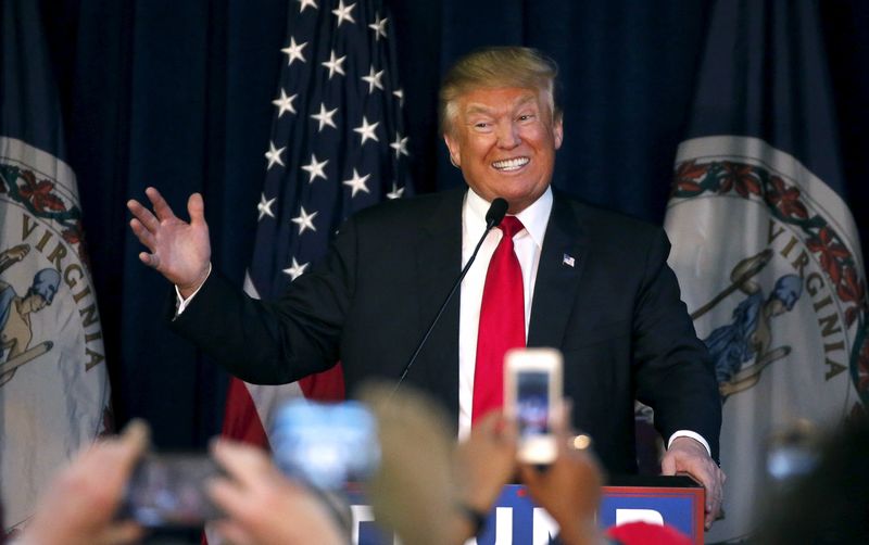 © Reuters. Republican presidential candidate Trump speaks at his campaign rally in Manassas