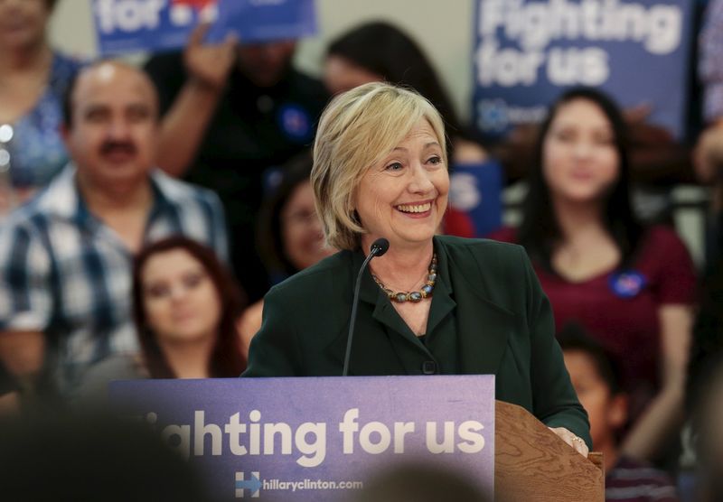 © Reuters. U.S. Democratic presidential candidate Hillary Clinton speaks at an election campaign event in Orlando, Florida 