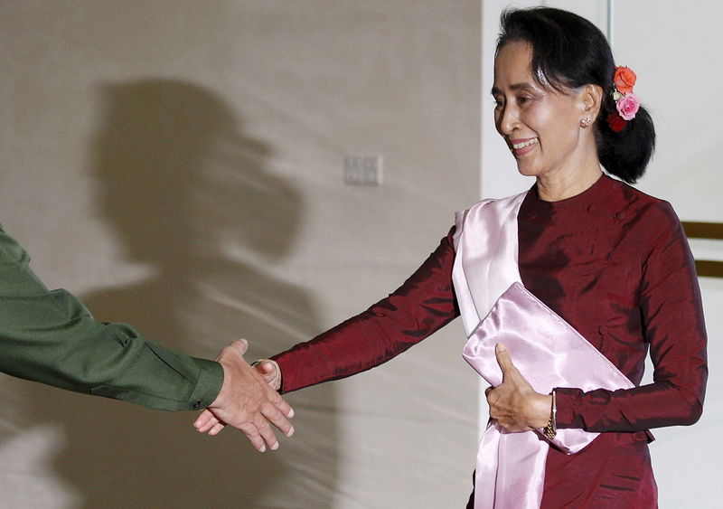 © Reuters. National League for Democracy party leader Aung San Suu Kyi shakes hands with Myanmar's Commander-in-Chief Min Aung before their meeting in Naypyitaw