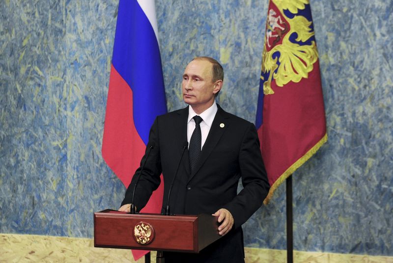 © Reuters. Russian President Putin attends a news conference in Paris