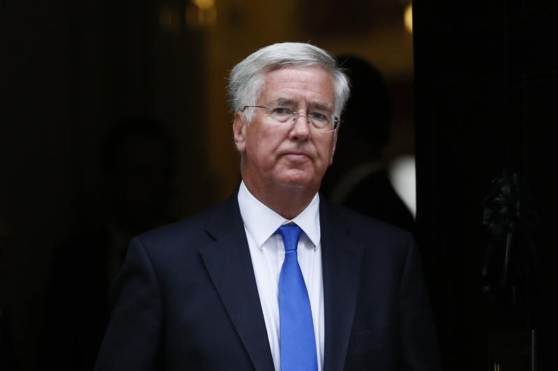 © Reuters. Ministro da Defesa britânico, Michael Fallon, após encontro em Londres