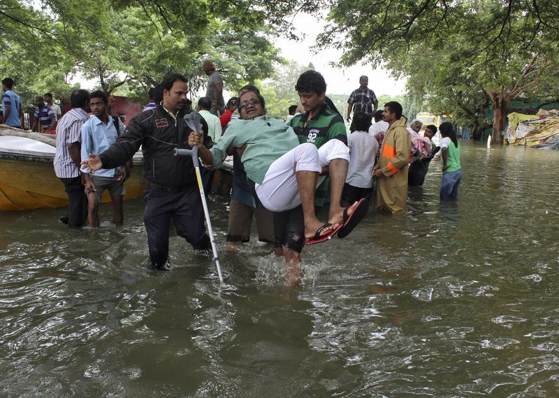 © Reuters. الجيش الهندي يكافح لإنقاذ المحاصرين وسط المياه بعد أشد مطر منذ أكثر من قرن