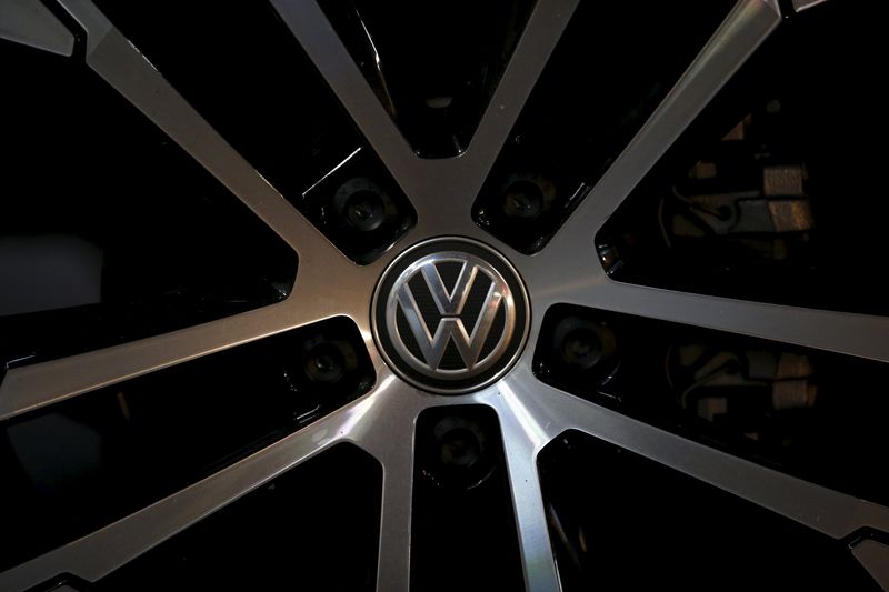 © Reuters. A logo of Volkswagen is seen on a wheel of a Golf car parked at a dealership in Seoul