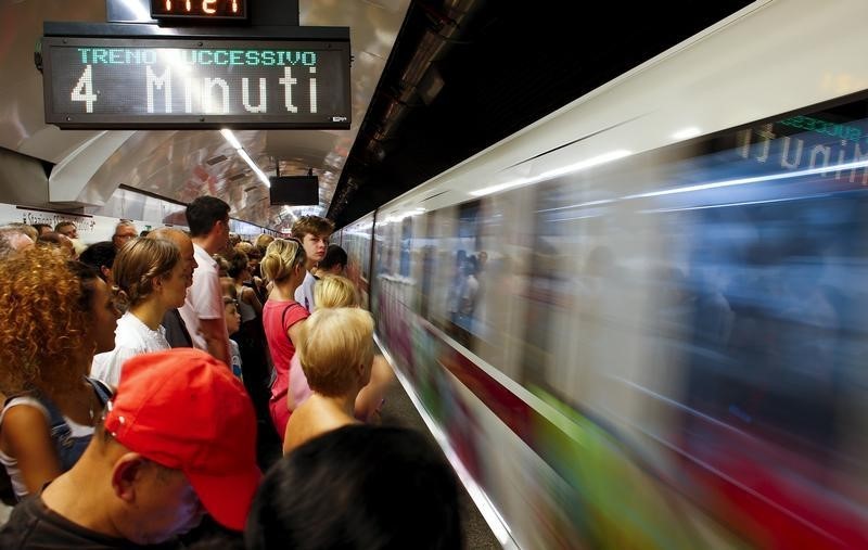 © Reuters. Un treno alla stazione di Roma 