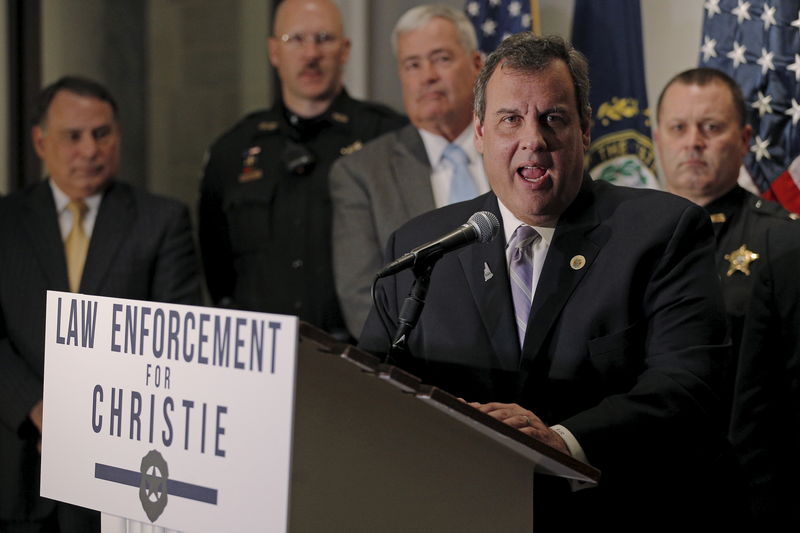 © Reuters. U.S. Republican presidential candidate and New Jersey Governor Chris Christie speaks at an event to announce a coalition of law enforcement officials supporting his campaign in Concord