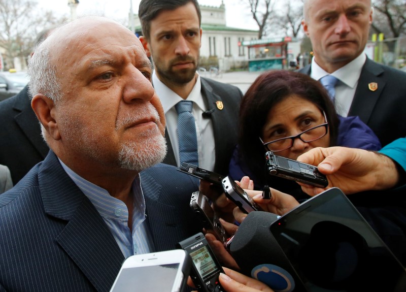 © Reuters. Iran's Oil Minister Zangeneh talks to journalists as he arrives at his hotel ahead of a meeting of OPEC oil ministers in Vienna