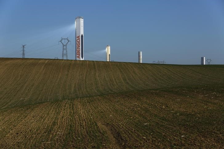 © Reuters. Casi 900 empresas están en el perímetro de consolidación de Abengoa- informe