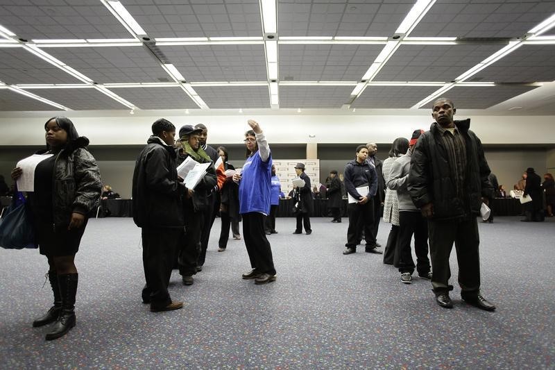 © Reuters. People attend a job fair in Detroit