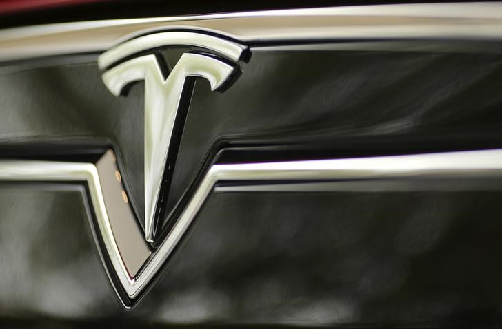 © Reuters. A Tesla Motors logo is shown on a Tesla Model S at a Tesla Motors dealership at Corte Madera Village, an outdoor retail mall, in Corte Madera