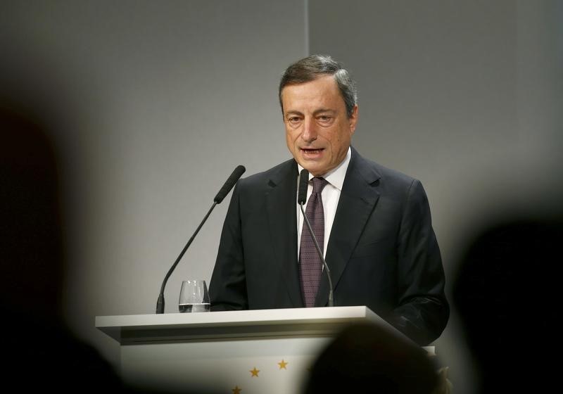 © Reuters. ECB President Draghi addresses European Banking Congress in Frankfurt