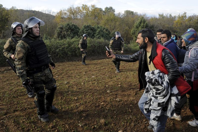 © Reuters. وفاة مهاجر على الحدود اليونانية المقدونية في ثاني يوم اشتباكات