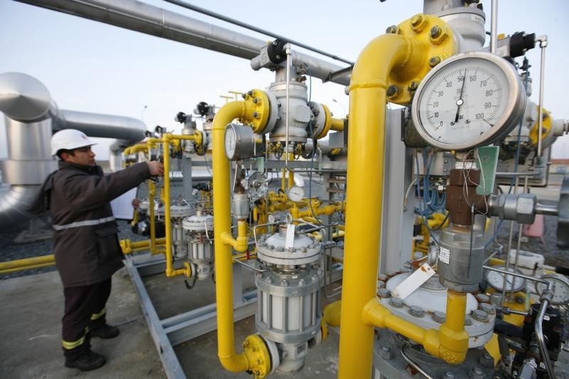 © Reuters. Рабочий газового хранилища Turkish Petroleum Corporation проверяет вентили
