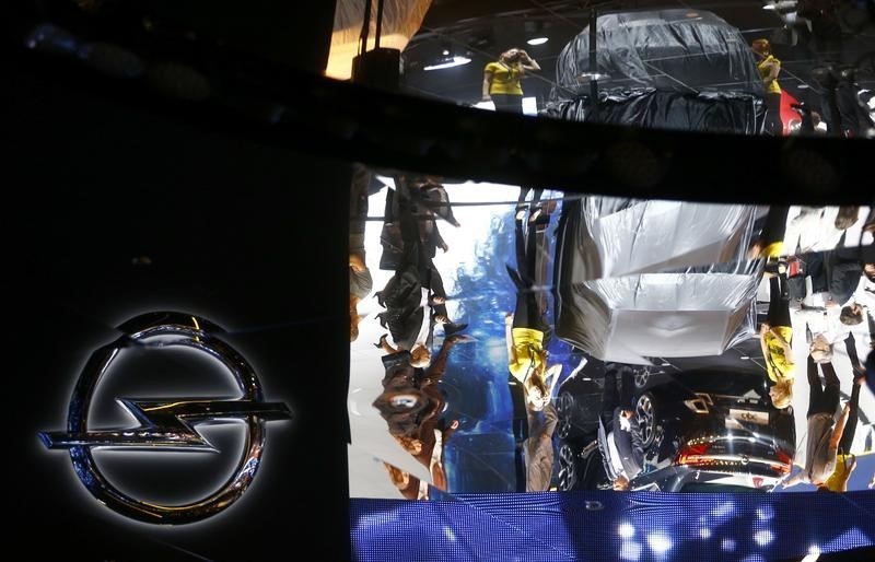 © Reuters. A reflection of the Opel stall is pictured during the media day at the Frankfurt Motor Show (IAA) in Frankfurt