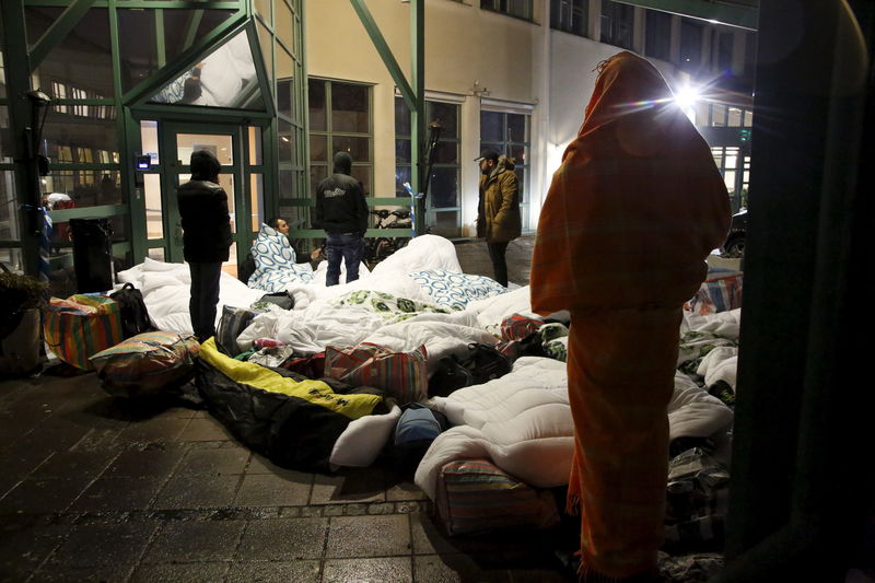 © Reuters. السويد تحاول إيواء اللاجئين مع اقتراب الشتاء القاسي