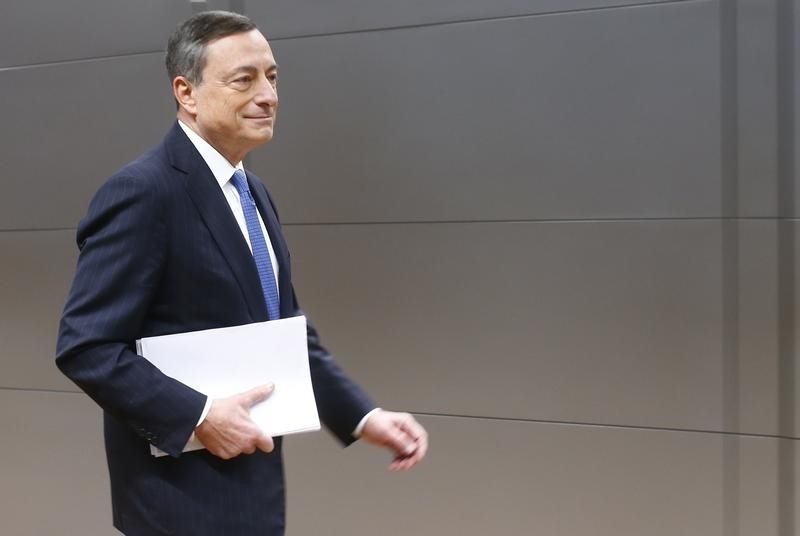 © Reuters. El BCE baja facilidad de depósito, amplía programa de compra de bonos 