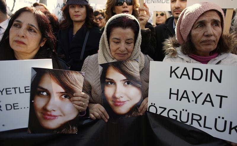 © Reuters. سجن 3 أشخاص مدى الحياة بعد إدانتهم بقتل إمرأة في قضية هزت تركيا