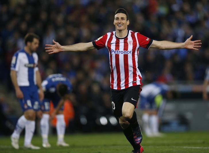 © Reuters. El delantero del Athletic Aduriz hace méritos para jugar en la selección