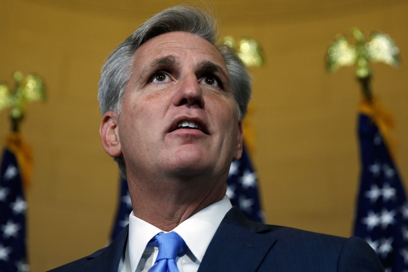 © Reuters. U.S. House Majority Leader McCarthy explains his decision to withdraw from the race to replace retiring House Speaker Boehner on Capitol Hill in Washington