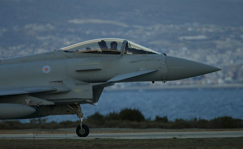 © Reuters. Un pilota della Raf su un caccia Typhoon atterrato nella base di Akrotiri, a Cirpo