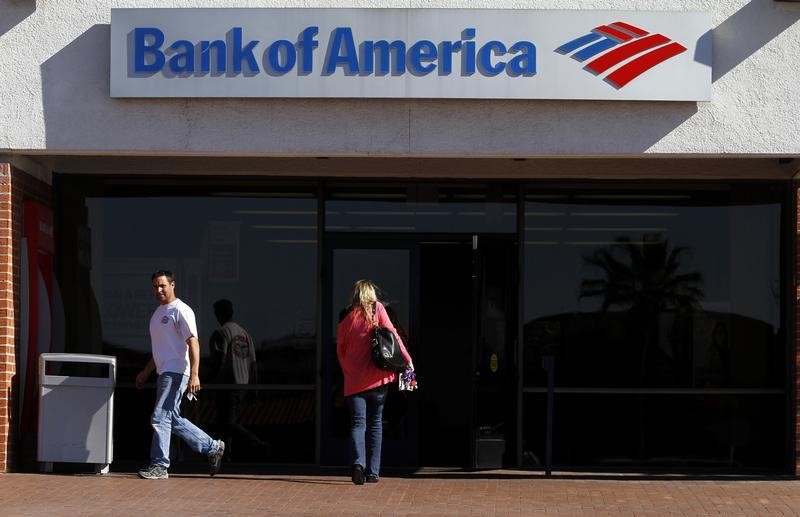 © Reuters. Customers are seen outside of a Bank of America in Tucson