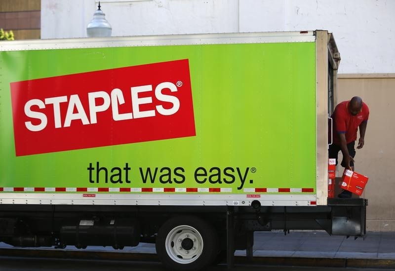 © Reuters. A Staples truck delivers office supplies in San Diego