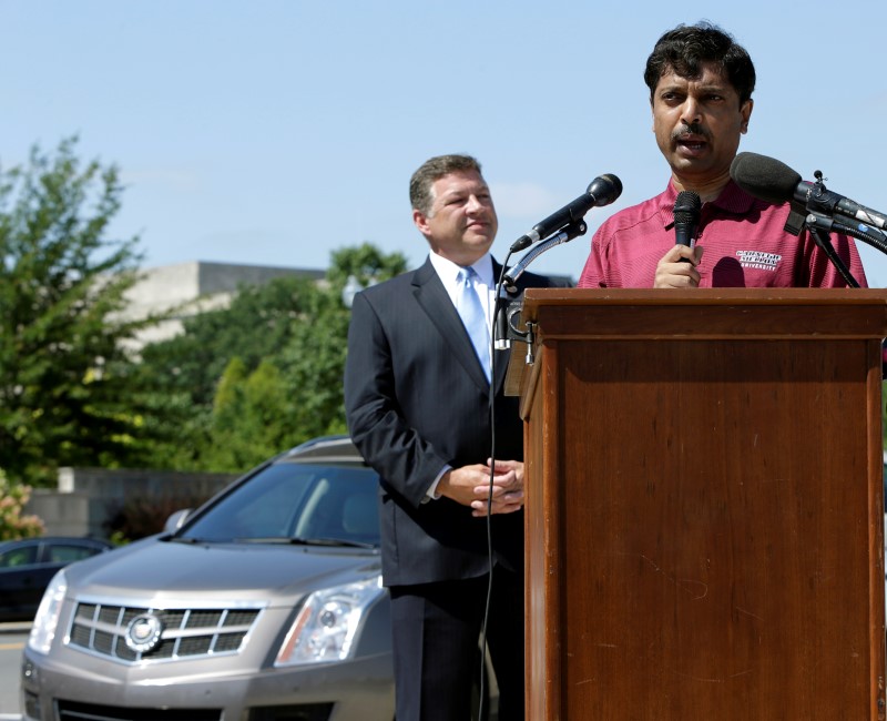 © Reuters. House Transportation and Infrastructure Committee Chair Shuster and Carnegie Mellon professor Rajkumar showcase driverless car in Washington