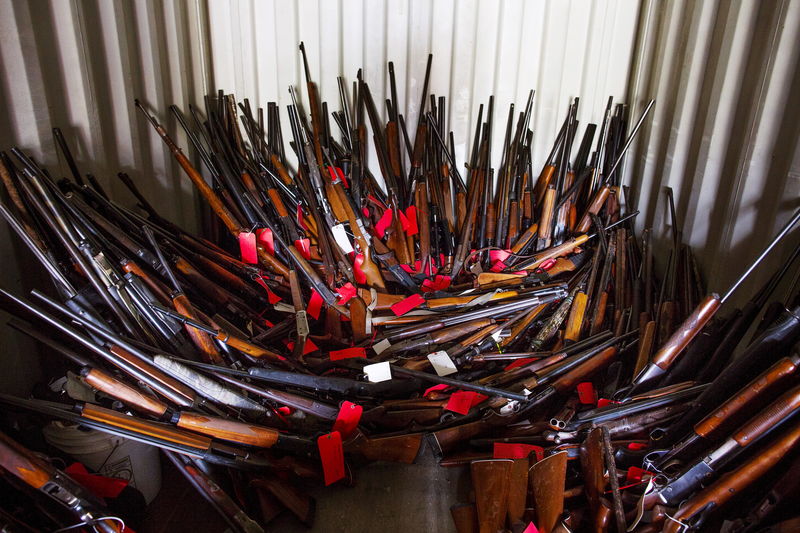 © Reuters. Stacks of guns found in a shipping container in Pageland, South Carolina