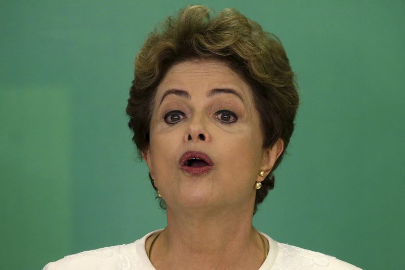 © Reuters. Brazil's President Dilma Rousseff speaks during a news conference at the Planalto Palace, in Brasilia