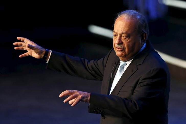 © Reuters. Mexican tycoon Carlos Slim gestures during a conference at the Seminar "Mexico Siglo XXI" organized by Telmex foundation, in Mexico City 