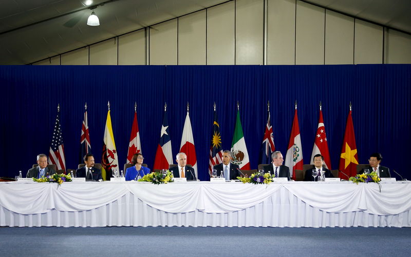 © Reuters. Obama holds a meeting with Trans-Pacific Partnership leaders alongside the APEC Summit in Manila