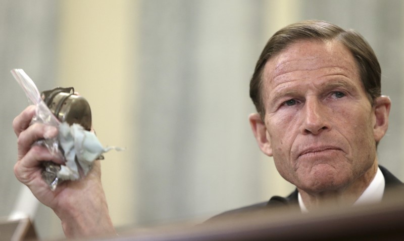 © Reuters. Senator Blumenthal holds remnants of the defective Takata airbag inflator at a Senate hearing on Capitol Hill in Washington