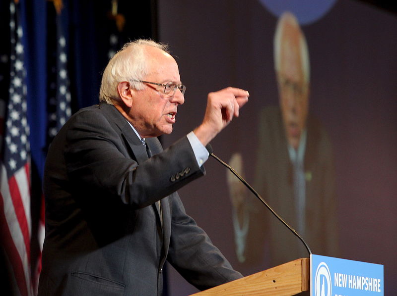 © Reuters. U.S. Democratic presidential candidate Sanders speaks at the New Hampshire Democratic Party's Jefferson Jackson dinner in Manchester