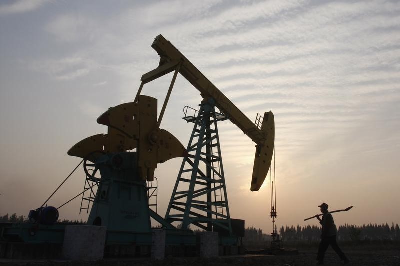 © Reuters. Станок-качалка компании Sinopec на нефтяном месторождении в китайской провинции Хубэй