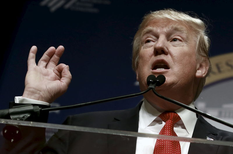 © Reuters. Republican presidential candidate Donald Trump speaks at the Republican Jewish Coalition's  Presidential Forum