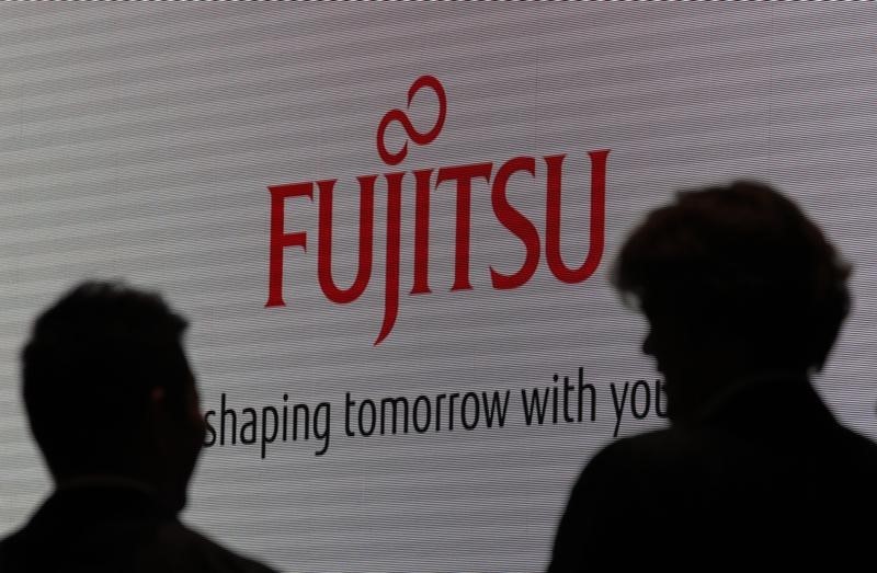 © Reuters. Логотип Fujitsu на выставке CEATEC JAPAN 2012 в Тибе 