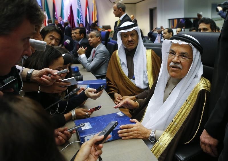 © Reuters. Saudi Arabian Oil Minister al-Naimi talks to journalists during a meeting of OPEC oil ministers in Vienna