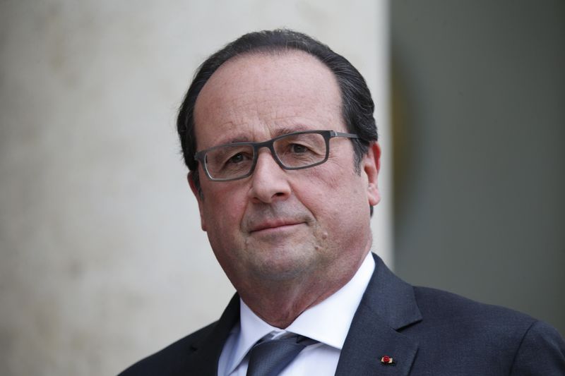 © Reuters. French President Francois Hollande waits for a guest at the Elysee palace in Paris, France