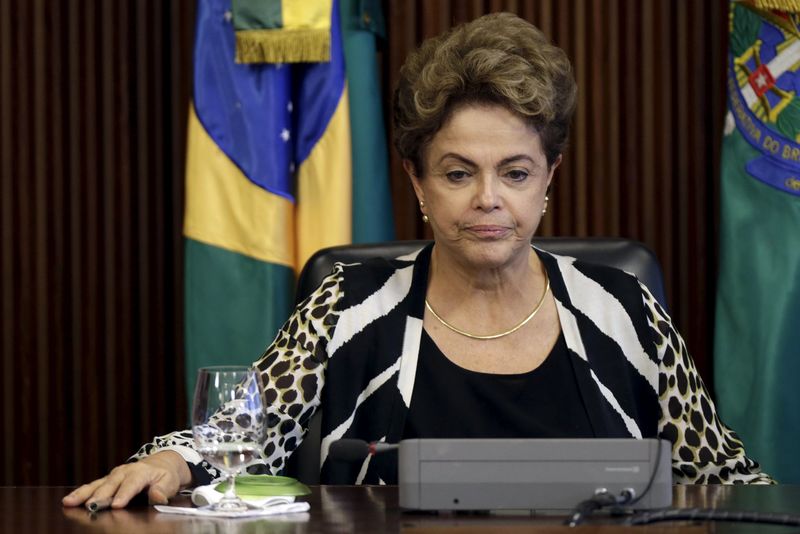 © Reuters. Brazil's President Dilma Rousseff reacts during a meeting with ministers at the Planalto Palace in Brasilia