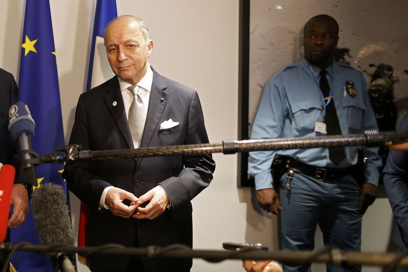 © Reuters. "POUR L'INSTANT, LE COMPTE N'Y EST PAS", DIT LE PRÉSIDENT DE LA COP21 LAURENT FABIUS  