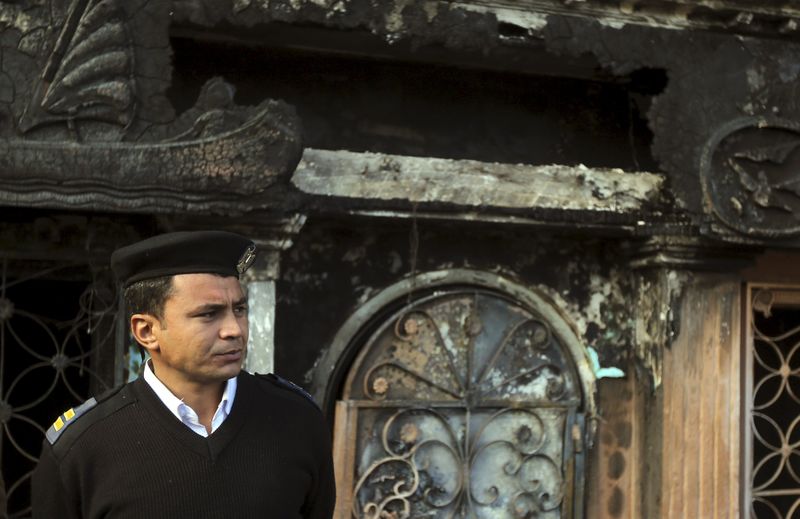 © Reuters. Membro das forças de segurança do Egito em frente a restaurante que foi atacado no Cairo